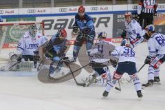 DEL - Eishockey - Saison 2020/21 - ERC Ingolstadt - Schwenninger Wild Wings - Joakim Eriksson Torwart (#60 Schwenningen) - David Elsner (#61 ERCI) - Foto: Jürgen Meyer