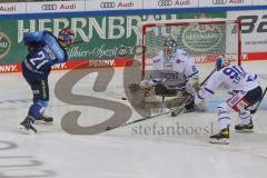 DEL - Eishockey - Saison 2020/21 - ERC Ingolstadt - Schwenninger Wild Wings - Joakim Eriksson Torwart (#60 Schwenningen) - Wayne Simpson (#21 ERCI) - Foto: Jürgen Meyer