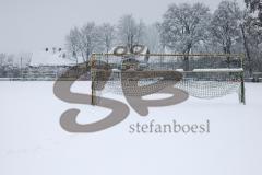 2023_12_1 - - Saison 2023/24 - Schnee auf dem Fussballplatz - SV Manching - Platz ist gesperrt - Schild platz ist gesperrt Schnee Spielabsage - Foto: Meyer Jürgen