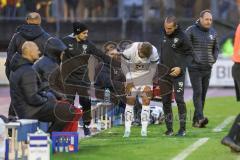 Toto Pokal; Halbfinale; FV Illertissen - FC Ingolstadt 04; Yannick Deichmann (20, FCI) verletzt am Spielrand mit Hilfe vom Team