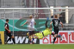 DFB Pokal; FC Ingolstadt 04 - Erzgebirge Aue; Tor für Aue Ausgleich 1:1, Torwart Fabijan Buntic (24, FCI) kommt nicht hin, Zolinski Ben (31 Aue) Maximilian Neuberger (38, FCI) Michael Heinloth (17, FCI)