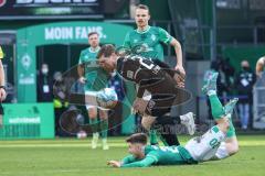 2.BL; SV Werder Bremen - FC Ingolstadt 04; Denis Linsmayer (23, FCI) Romano Schmid (20 Bremen) Zweikampf Kampf um den Ball