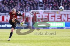 3. Liga; SSV Jahn Regensburg - FC Ingolstadt 04; Benjamin Kanuric (8, FCI) Schuß auf das Tor