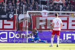 3. Liga; SSV Jahn Regensburg - FC Ingolstadt 04; Torwart Marius Funk (1, FCI) sicher Saller Benedikt (6 Jahn)