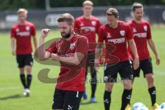 2. Bundesliga - FC Ingolstadt 04 - Trainingsauftakt mit neuem Trainerteam - Marc Stendera (10, FCI) krempelt die Ärmel hoch