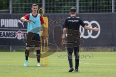 2. Bundesliga - FC Ingolstadt 04 - Trainingsauftakt mit neuem Trainerteam - Cheftrainer Roberto Pätzold (FCI) mit Stefan Kutschke (30, FCI)