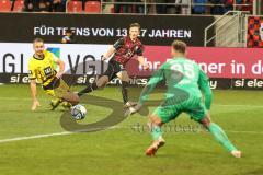 3. Liga; FC Ingolstadt 04 - Borussia Dortmund II; Moritz Seiffert (23, FCI) Torwart Lotka Marcel (35 BVB2) Flanke