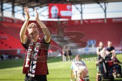 3. Liga; FC Ingolstadt 04 - VfB Lübeck; Verabschiedung Tobias Schröck (21, FCI) weint mit Sohn im Arm, Team, bedankt sich bei den Fans, Sieg Jubel Freude Party letztes Spiel