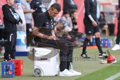 3. Liga; FC Ingolstadt 04 - SpVgg Unterhaching; Cheftrainer Michael Köllner (FCI) an der Seitenlinie, Spielerbank schreibt Notizen
