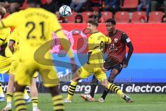 3. Liga; FC Ingolstadt 04 - Borussia Dortmund II; Bryang Kayo (48, FCI) Zweikampf Kampf um den Ball Roggow Franz (8 BVB2)
