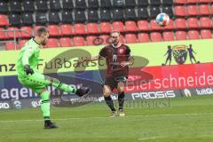 2.BL; FC Ingolstadt 04 - Hannover 96; Torwart Martin Hansen (1 Han) Maximilian Beister (11, FCI) zu spät