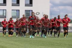 2. Bundesliga - FC Ingolstadt 04 - Trainingsauftakt mit neuem Trainerteam - Die Mannschaft läuft gesammelt um den Platz, vorne weg Stefan Kutschke (30, FCI)