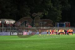 3. Liga; FC Viktoria Köln - FC Ingolstadt 04; Fan Fankurve Banner Fahnen Spruchband Spieler bedanken sich bei den Fans, Niederlage, hängende Köpfe