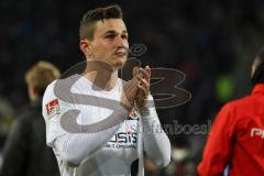 2.BL; Erzgebirge Aue - FC Ingolstadt 04; Fabian Cavadias (41, FCI) bedankt sich bei den mitgereisten Fans