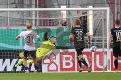 DFB Pokal; FC Ingolstadt 04 - Erzgebirge Aue; Tor für Aue Ausgleich 1:1, Torwart Fabijan Buntic (24, FCI) kommt nicht hin, Zolinski Ben (31 Aue) Maximilian Neuberger (38, FCI)