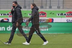 2.BL; 1. FC Heidenheim - FC Ingolstadt 04; Sportmanager Malte Metzelder (FCI) und Cheftrainer Rüdiger Rehm (FCI) gehen über den Platz vor dem Spiel