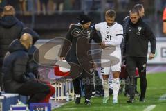 Toto Pokal; Halbfinale; FV Illertissen - FC Ingolstadt 04; Yannick Deichmann (20, FCI) verletzt am Spielrand mit Hilfe vom Team