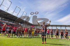 3. Liga; FC Ingolstadt 04 - VfB Lübeck; Verabschiedung Tobias Schröck (21, FCI) weint mit Sohn im Arm, Team, bedankt sich bei den Fans, Sieg Jubel Freude Party letztes Spiel