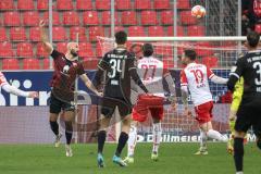 2.BL; SSV Jahn Regensburg - FC Ingolstadt 04; links Nico Antonitsch (5, FCI) rettet den Ball vor Joël Zwarts (27 Jahn) Andreas Albers (19 Jahn) Merlin Röhl (34, FCI)