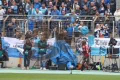 3.Liga - Saison 2022/2023 - TSV 1860 München - FC Ingolstadt 04 - Moussa Doumbouya (Nr.27 - FCI) - Becherwurf mit Flüssigkeit von einem Fan von 1860 München - Foto: Meyer Jürgen