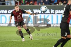 3. Liga; FC Ingolstadt 04 - Borussia Dortmund II; Freistoß in der letzten Sekunde ohne Treffer, Simon Lorenz (32, FCI)
