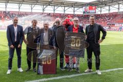 3. Liga; FC Ingolstadt 04 - VfB Lübeck; Ehrung Verabschiedung Erich Kolinsky und Tini Obermeier mit Andreas Mayr Vorsitzender des Vorstandes Peter Jackwerth (FCI) Karl Meier, Vorsitzender des Aufsichtsrats (FCI)