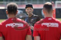 2. Bundesliga - FC Ingolstadt 04 - Trainingsauftakt mit neuem Trainerteam - Cheftrainer Roberto Pätzold (FCI) erklärt vor der Mannschaft