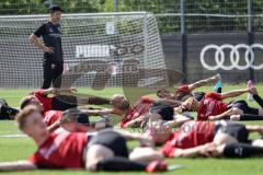 2. Bundesliga - FC Ingolstadt 04 - Trainingsauftakt mit neuem Trainerteam - Cheftrainer Roberto Pätzold (FCI) überwacht das Training