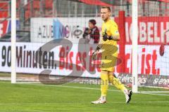 3. Liga; FC Ingolstadt 04 - SV Waldhof Mannheim; Torwart Marius Funk (1, FCI) zeigt Daumen hoch