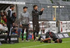 2.BL; SV Sandhausen - FC Ingolstadt 04 - Michael Heinloth (17, FCI) verletzt am Boden, Cheftrainer Roberto Pätzold (FCI) und Co-Trainer Thomas Karg (FCI)