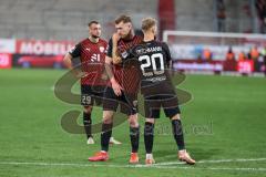 3. Liga; FC Ingolstadt 04 - SSV Jahn Regensburg; Niederlage, hängende Köpfe Spiel ist aus, Spieler bedanken sich bei den Fans. Torschützen Jannik Mause (7, FCI) Yannick Deichmann (20, FCI)