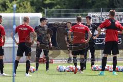 2. Bundesliga - FC Ingolstadt 04 - Trainingsauftakt mit neuem Trainerteam - Cheftrainer Roberto Pätzold (FCI) Co-Trainer Thomas Karg (FCI) sprechen vor dem Team