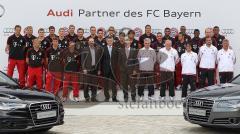FC Bayern - Fahrzeugübergabe Audi - Saison 2011-2012 - Audi Mannschaftsfoto mit Audi Vorstand Peter Schwarzenbauer