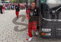 FC Bayern - Fahrzeugübergabe Audi - Saison 2011-2012 - Franck Ribery steigt nach OP verletzt aus dem Bus mit Gips unt roten Krücken