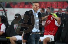 2.Bundesliga - FC Ingolstadt 04 - SV Wehen Wiesbaden - Fassungslos. Manager Harald Gärtner geht vom Platz, im Hintergrund auf der Bank Ivan Santini versteckt seinen Kopf