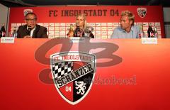 FC Ingolstadt 04 - Wolfsburg - Pressekonferenz nach dem Spiel. links Felix Magath, Sabrina Bernecker, Thosten Fink