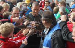 2.Liga - FC Ingolstadt 04 - Saisonabschlußfeier - David Pisot Autogramm Fans