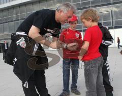 2.Liga - FC Ingolstadt 04 - Saisonabschlußfeier - Benno Möhlmann gibt Autogramme
