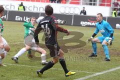 2.BL - FC Ingolstadt 04 - Greuther Fürth 0:0 - Andreas Buchner im Torraum. Thomas Kleine kann retten