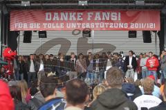 2.BL - FC Ingolstadt 04 - Saisonabschlußfeier 2012 am Audi Sportpark - die ganze Mannschaft auf der Bühne vor den Fans