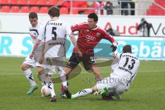 2. BL - FC Ingolstadt 04 - SC Paderborn 1:3 - Ilian Micanski (22)  kämpft sich durch die Abwehr