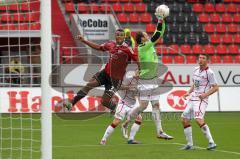 2. BL - FC Ingolstadt 04 - 1.FC Kaiserslautern 1:1 - Marvin Matip knapp am Tor, Torwart Tobias Sippel hält