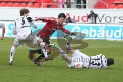 2. BL - FC Ingolstadt 04 - SC Paderborn 1:3 - Ilian Micanski (22)  kämpft sich durch die Abwehr
