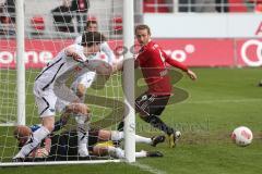 2. BL - FC Ingolstadt 04 - SC Paderborn 1:3 - Moritz Hartmann (9) scheitert direkt am Tor mit Torwart Daniel Lück