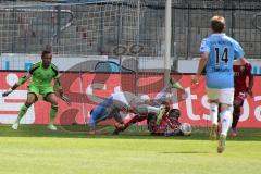 2. BL - 1860 München - FC Ingolstadt 04 - 1:0 - Roger de Oliveira Bernardo (8) am Boden hinten Torwart Ramazan Özcan (1)