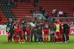 2. BL - Saison 2013/2014 - FC Ingolstadt 04 - SC Paderborn - Die Schanzer nach dem Spiel, Niederlage, Cheftrainer Ralph Hasenhüttl in der Mtte hält Ansprache