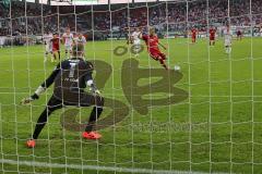 2. BL - FC Ingolstadt 04 - 1. FC Köln - 2014 - Elfmeter Philipp Hofmann (28) schießt direkt zum Torwart Timo Horn und verpasst die Führung