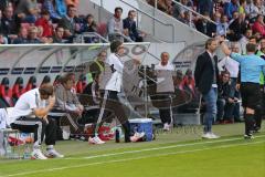 2. BL - FC Ingolstadt 04 - 1. FC Köln - 2014 - Stress an der Trainerbank, Cheftrainer Ralph Hasenhüttl sitzt und Michael Henke muss das Spielfeld verlassen, Sportdirektor Thomas Linke diskutiert mit dem Schiedsrichter