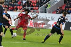 2. BL - Saison 2013/2014 - FC Ingolstadt 04 - SC Paderborn - Caiuby Francisco da Silva (31) zieht ab, leider drüber