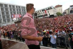FC Ingolstadt 04 - Meisterfeier - Bundesliga Aufstieg - voller Rathausplatz - Stimmung - Fans - Lukas Hinterseer (16, FCI) singt